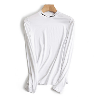 Ženska pripijena bluza s poluvisokom kragnom s natpisom