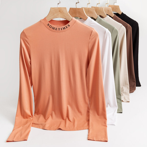 Ženska pripijena bluza s poluvisokom kragnom s natpisom