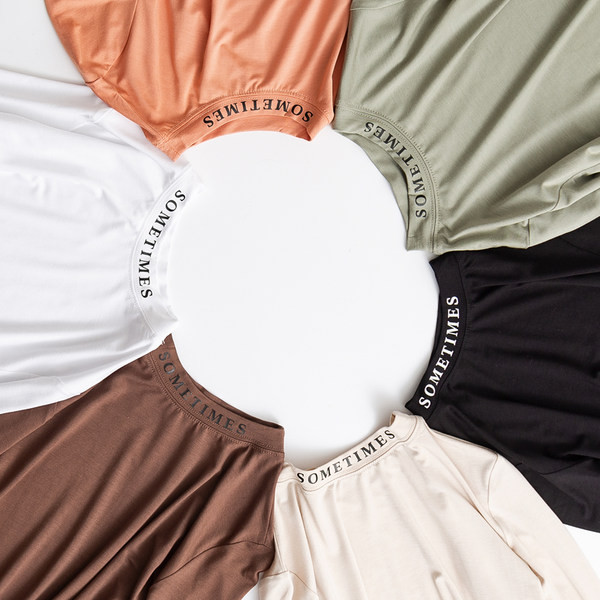 Ženska pripijena bluza s poluvisokom kragnom s natpisom