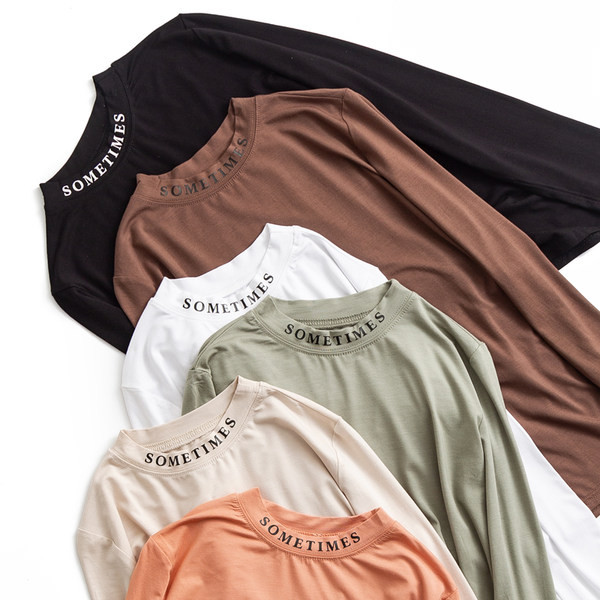 Ženska pripijena bluza s poluvisokom kragnom s natpisom