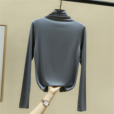 Moderna ženska bluza pripijenog modela s polo kragnom