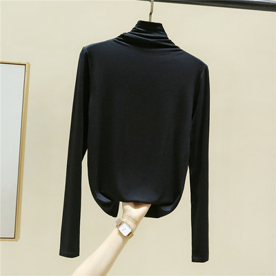 Moderna ženska bluza pripijenog modela s polo kragnom