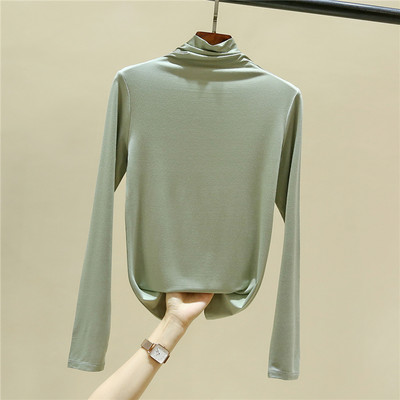 Moderna ženska bluza pripijenog modela s polo kragnom