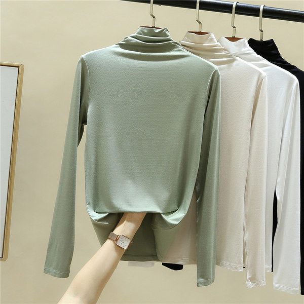 Moderna ženska bluza pripijenog modela s polo kragnom