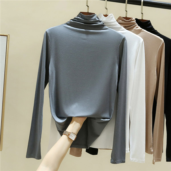 Moderna ženska bluza pripijenog modela s polo kragnom