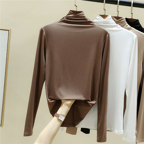 Moderna ženska bluza pripijenog modela s polo kragnom