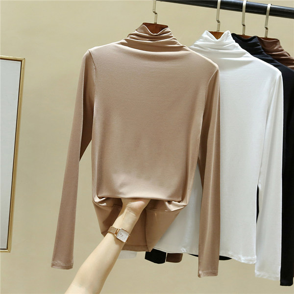 Moderna ženska bluza pripijenog modela s polo kragnom