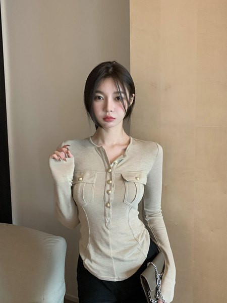 Ženska ležerna bluza s gumbima i džepovima