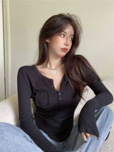 Krojena ženska bluza od samtastog žerseja na gumbe