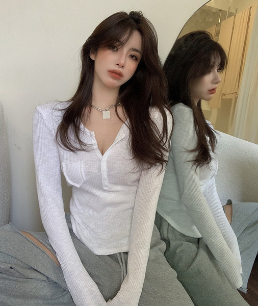 Krojena ženska bluza od samtastog žerseja na gumbe