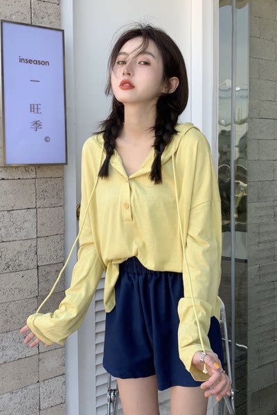 Novi model ženske jednobojne bluze s kapuljačom i gumbima