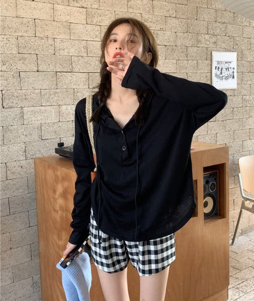 Novi model ženske jednobojne bluze s kapuljačom i gumbima