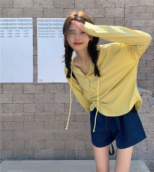 Novi model ženske jednobojne bluze s kapuljačom i gumbima