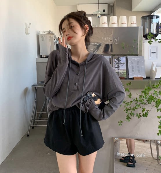 Novi model ženske jednobojne bluze s kapuljačom i gumbima