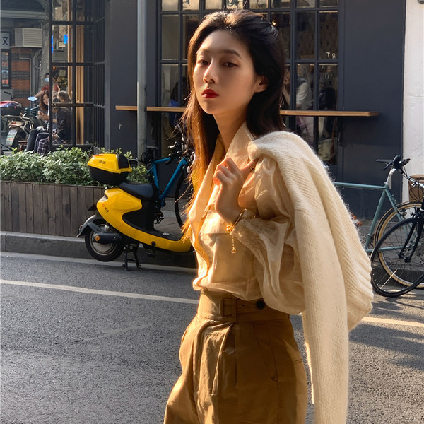 Novi model ženske košulje sa džepovima - špic izrez