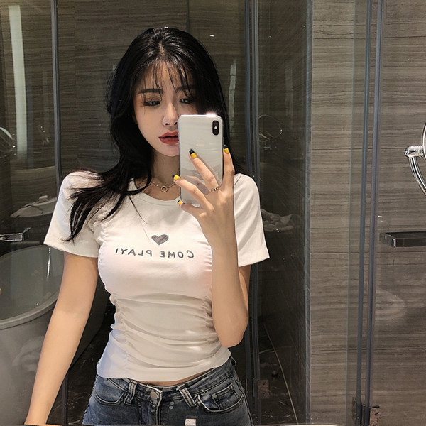 Ženska pripijena bluza sa nabranim efektom i natpisom