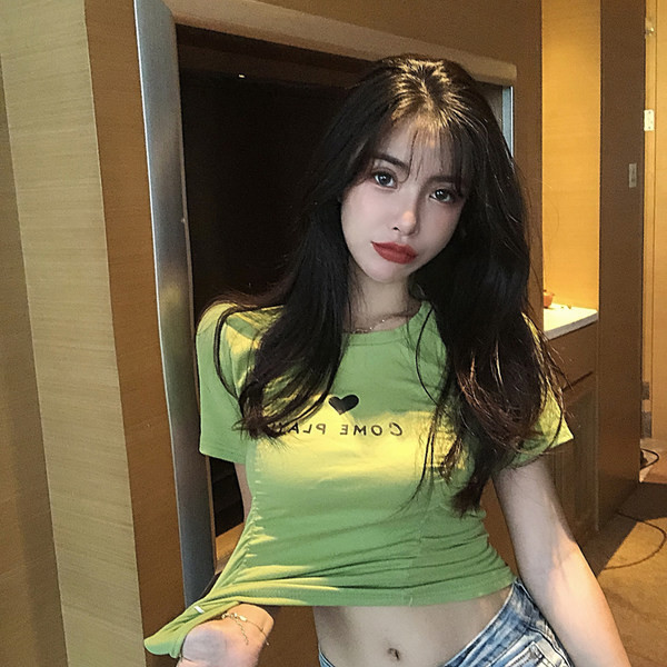 Ženska pripijena bluza sa nabranim efektom i natpisom