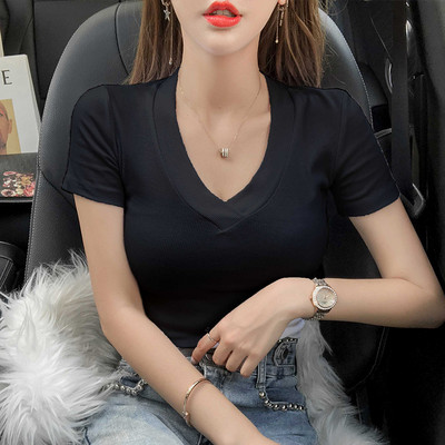 Ženska pripijena bluza sa špic izrezom i kratkim rukavima