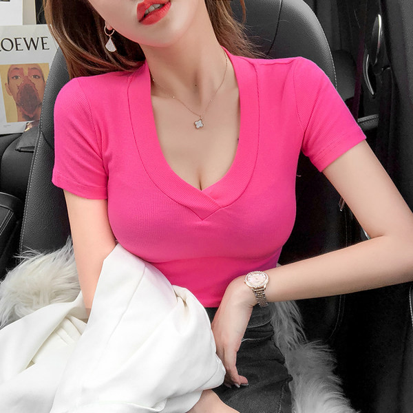 Ženska pripijena bluza sa špic izrezom i kratkim rukavima