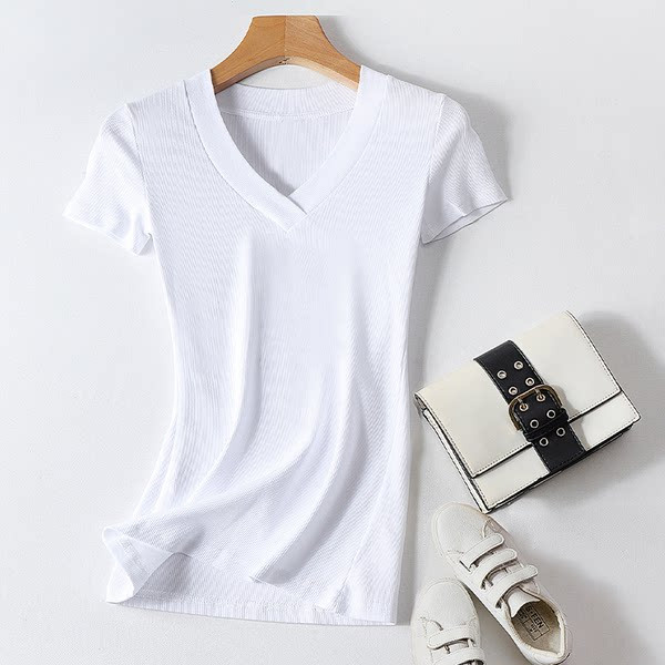 Ženska pripijena bluza sa špic izrezom i kratkim rukavima