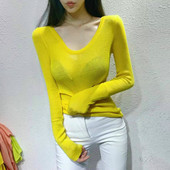 Jesenska bluza od tankog pletiva sa ovalnim izrezom