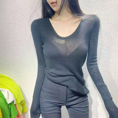 Jesenska bluza od tankog pletiva sa ovalnim izrezom