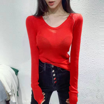 Jesenska bluza od tankog pletiva sa ovalnim izrezom