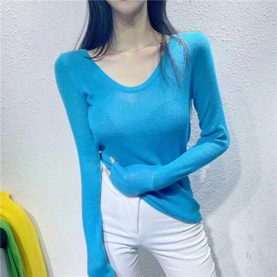 Jesenska bluza od tankog pletiva sa ovalnim izrezom