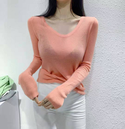 Jesenska bluza od tankog pletiva sa ovalnim izrezom