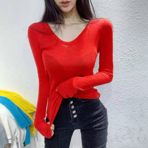 Jesenska bluza od tankog pletiva sa ovalnim izrezom