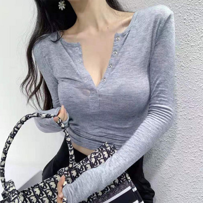 Tanka proljetno-jesenska bluza sa špic izrezom i gumbima