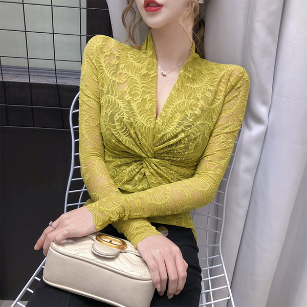 Bluză damă din dantelă cu decolteu în V, model mulat