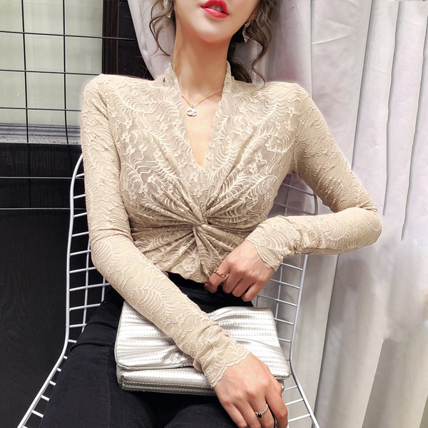 Bluză damă din dantelă cu decolteu în V, model mulat