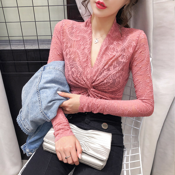 Bluză damă din dantelă cu decolteu în V, model mulat