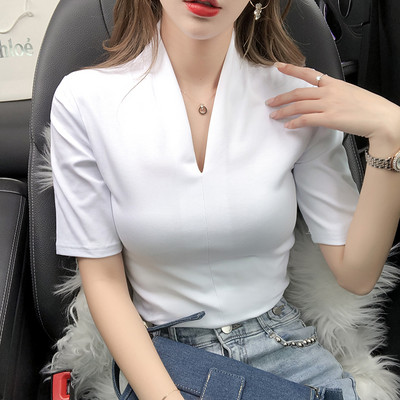 Γυναικεία εφαρμοστή μπλούζα με λαιμόκοψη spitz και κοντό μανίκι