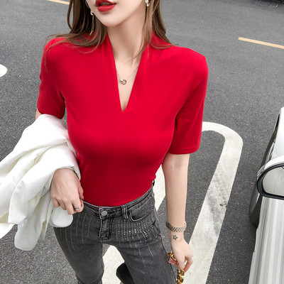 Γυναικεία εφαρμοστή μπλούζα με λαιμόκοψη spitz και κοντό μανίκι