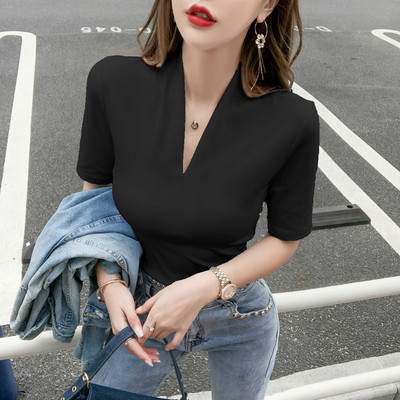 Γυναικεία εφαρμοστή μπλούζα με λαιμόκοψη spitz και κοντό μανίκι