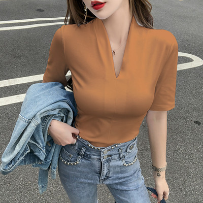 Γυναικεία εφαρμοστή μπλούζα με λαιμόκοψη spitz και κοντό μανίκι