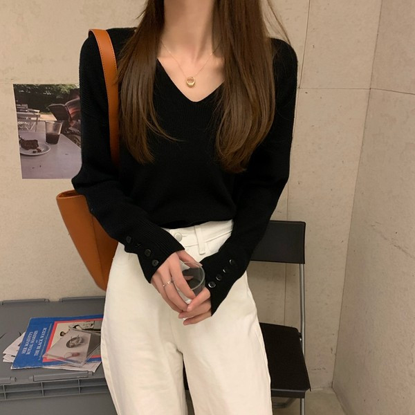 Ženska bluza sa špic izrezom i gumbima na rukavima