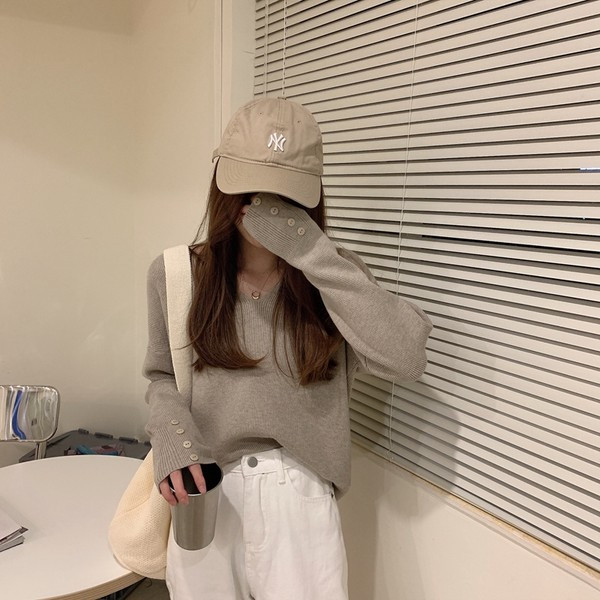 Ženska bluza sa špic izrezom i gumbima na rukavima