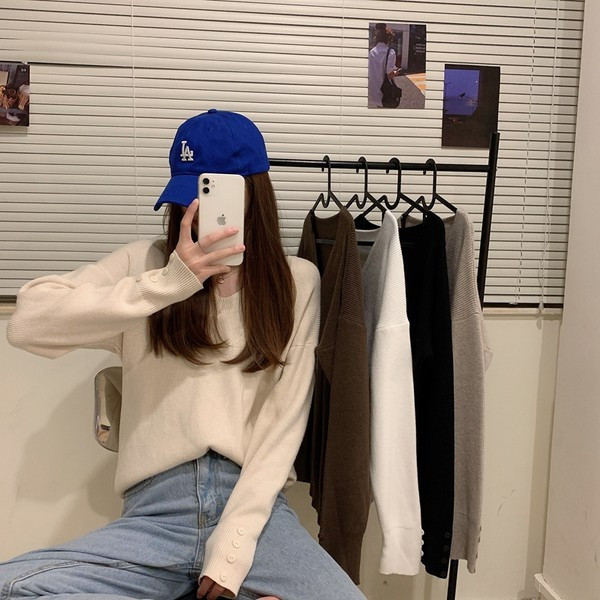 Ženska bluza sa špic izrezom i gumbima na rukavima