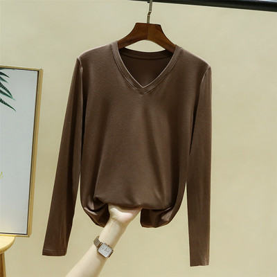 Jednobojni model ženske bluze sa špic izrezom i dugim rukavima