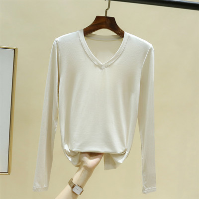 Jednobojni model ženske bluze sa špic izrezom i dugim rukavima