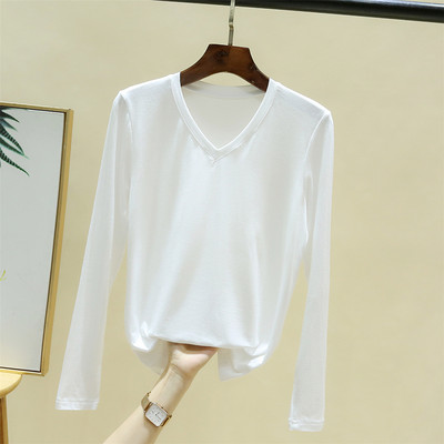 Jednobojni model ženske bluze sa špic izrezom i dugim rukavima