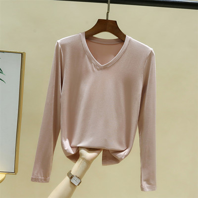 Jednobojni model ženske bluze sa špic izrezom i dugim rukavima