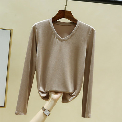 Jednobojni model ženske bluze sa špic izrezom i dugim rukavima