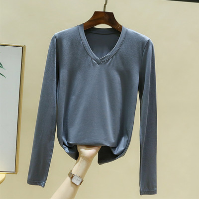 Jednobojni model ženske bluze sa špic izrezom i dugim rukavima