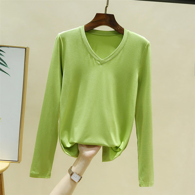 Jednobojni model ženske bluze sa špic izrezom i dugim rukavima