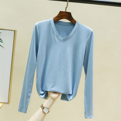 Jednobojni model ženske bluze sa špic izrezom i dugim rukavima