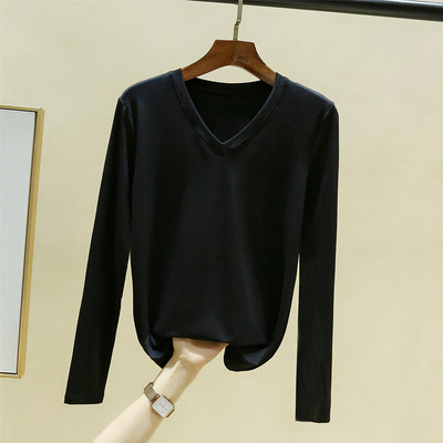 Jednobojni model ženske bluze sa špic izrezom i dugim rukavima